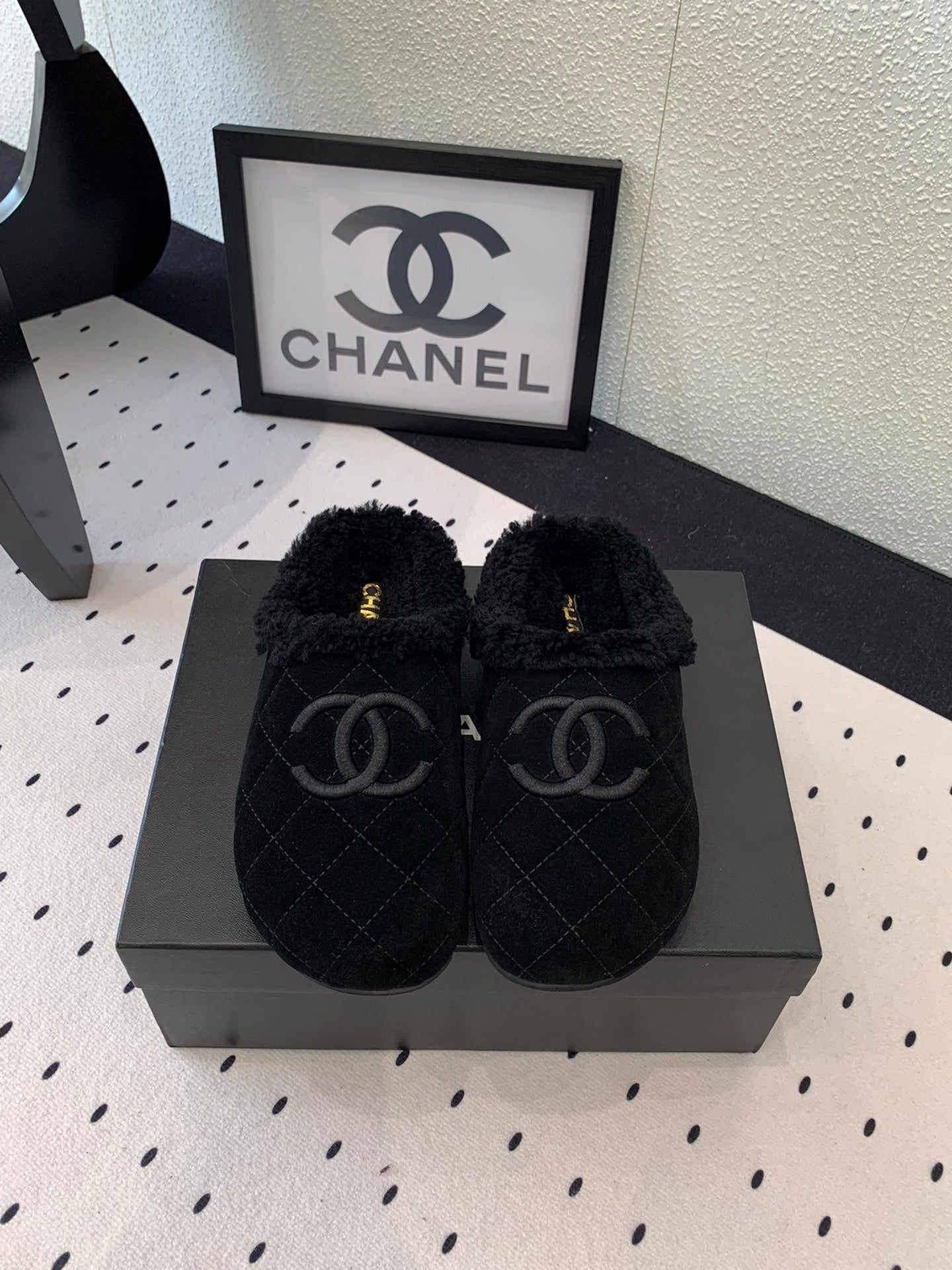 CHANEL FLAT MULE IN BLACK SUEDE AND LAMB FUR LINING