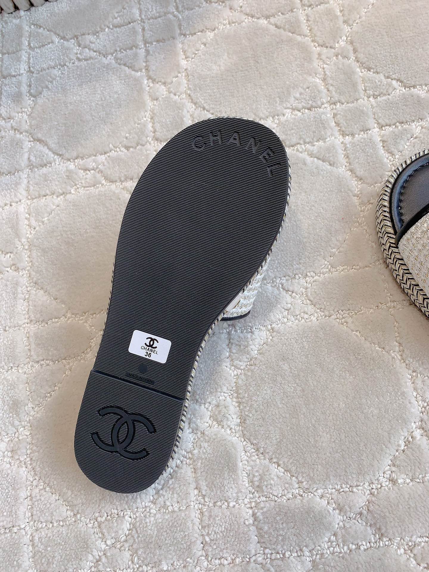 CHANEL PLATFORM SLIPPERS IN WHITE WOOL AND BLACK LAMBSKIN