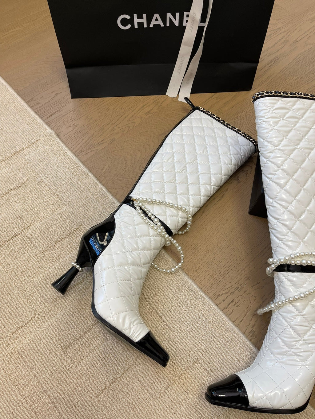 CHANEL KNEE HIGH BOOTS 8 CM IN WHITE MIX BLACK CALFSKIN WITH PEARL CHAIN