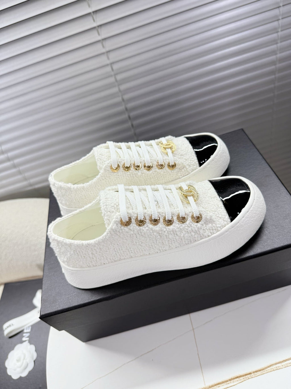 CHANEL 25S TRAINERS WHITE 35MM IN GLITTERED TWEED AND PATENT CALFSKIN