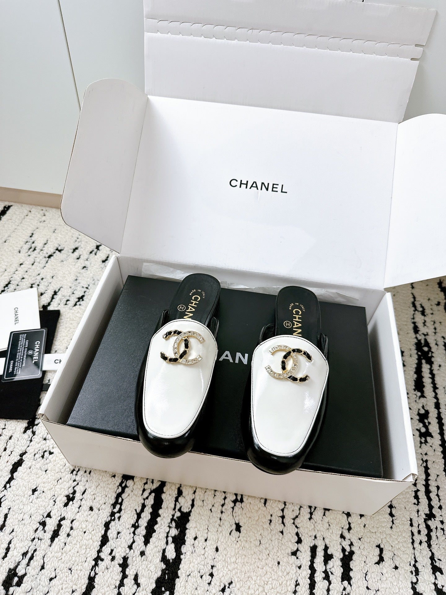 CHANEL FLAT MULE IN WHITE AND BLACK CALFSKIN HARDWARE WITH ROCK MIX CHAIN