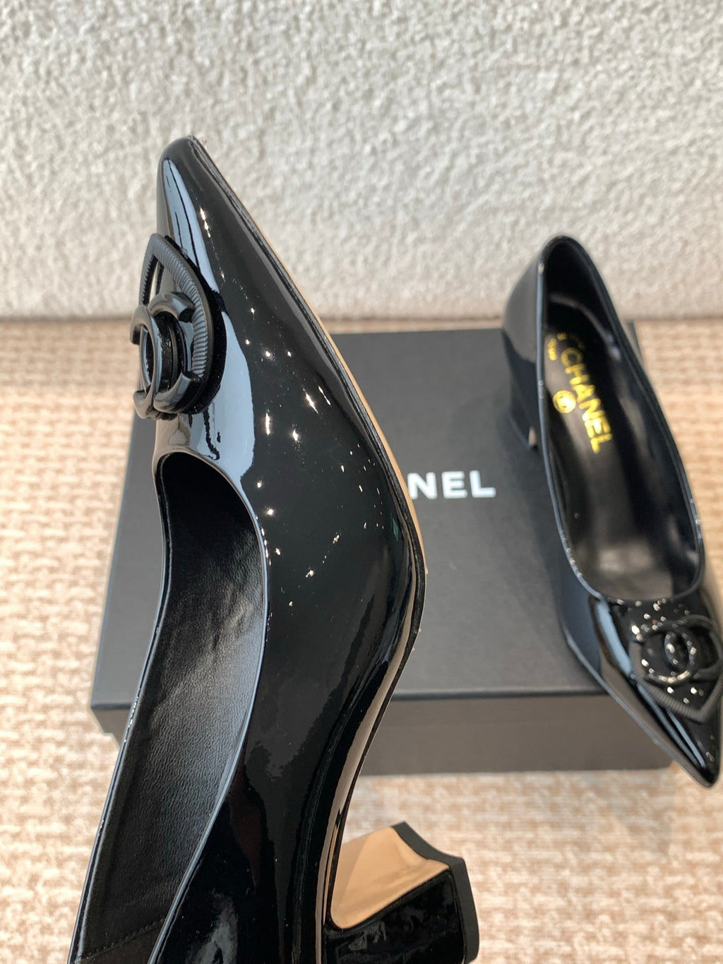 CHANEL MID-HEEL PUMPS IN BLACK PATENT CALFSKIN
