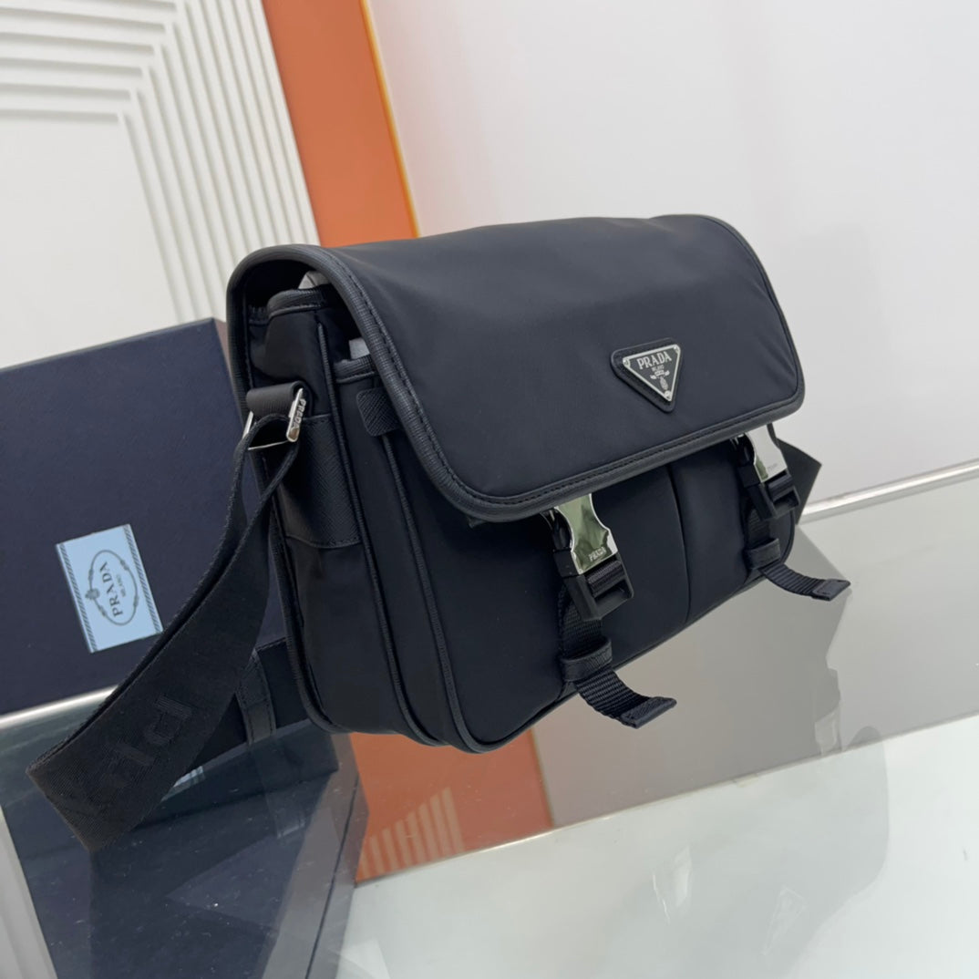 PRADA 26 SHOULDER BAG IN BLACK RE-NYLON AND SAFFIANO LEATHER