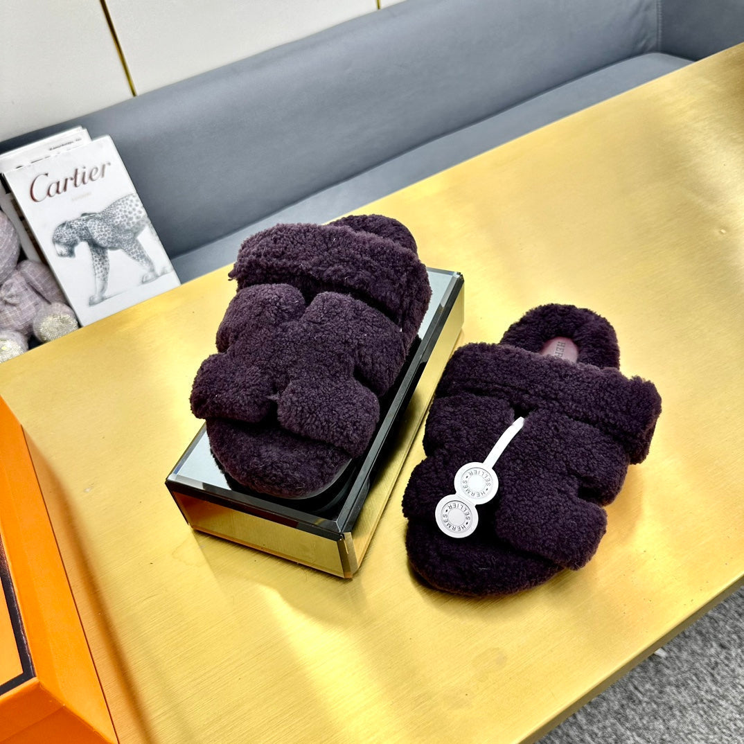 HERMES CHYPRE SANDAL IN EGGPLANT PURPLE SHEARLING